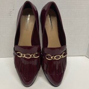TAHARI LANGLEY Leather Pointed Toe Burgundy Loafer with Gold Chain accent
SIZE 7